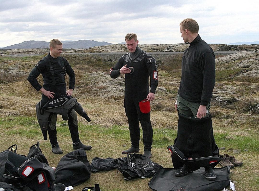 Antes de entrar na água fria, os visitantes são vestidos com roupas de mergulho, luvas, óculos e nadadeiras. Essas roupas são muito importantes porque permitem flutuar na superfície da água, que fica entre 2°C e 3°C o ano todo.
