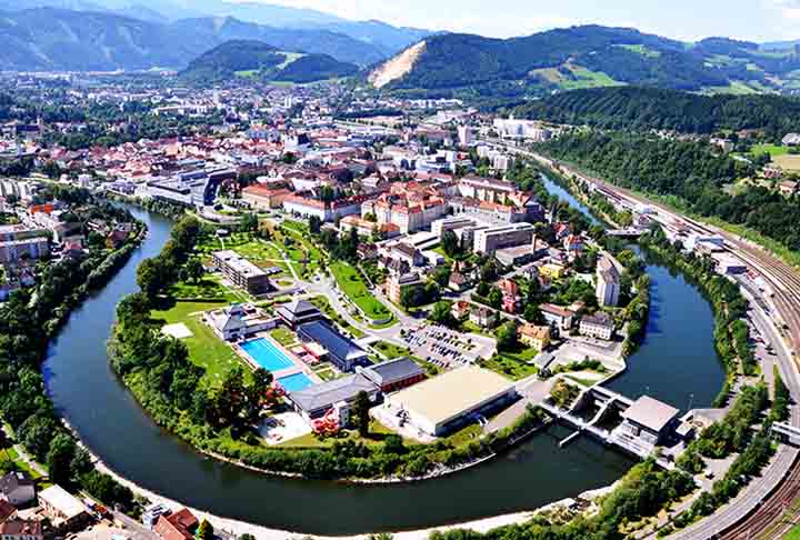 Leoben - Famosa por sua longa tradição na mineração e metalurgia, é sede da prestigiosa Universidade de Leoben, especializada em ciências aplicadas e engenharia de minas.