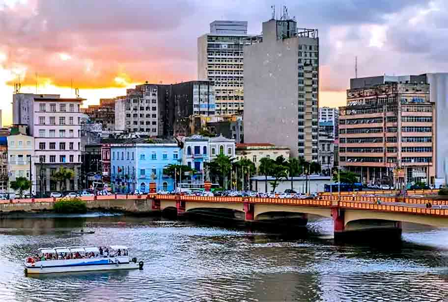 Recife (Pernambuco) – Conhecida como a Veneza Brasileira, Recife tem vários canais e pontes, especialmente na área central e no Bairro do Recife Antigo. Há passeios de barco que percorrem esses canais, mostrando a arquitetura histórica e o encontro dos rios Capibaribe e Beberibe.
