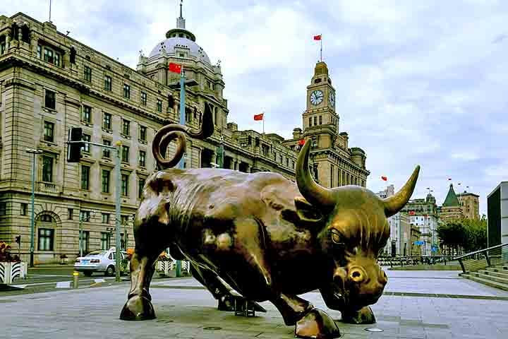 Os setores de tecnologia, finanças, comércio e indústria são os principais responsáveis por essa atração. Empresas multinacionais têm sede em Xangai, e o governo chinês também investe fortemente na criação de zonas econômicas especiais que incentivam a inovação.