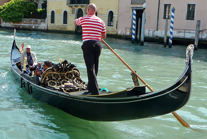 Gôndola - Ícone de Veneza, a gôndola é um barco estreito e longo, movido por um remador com um remo único. Sua construção artesanal é adaptada para os canais da cidade, garantindo estabilidade e elegância. Usada para transporte turístico, simboliza a cultura veneziana.
