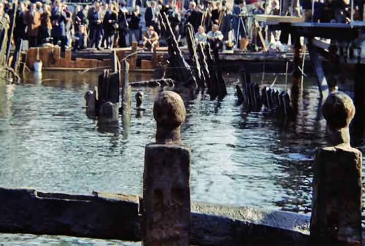 Construído no estaleiro de Skeppsgarden, o navio afundou logo em sua viagem inaugural, diante de uma multidão que se dirigiu ao porto para acompanhar o evento.
