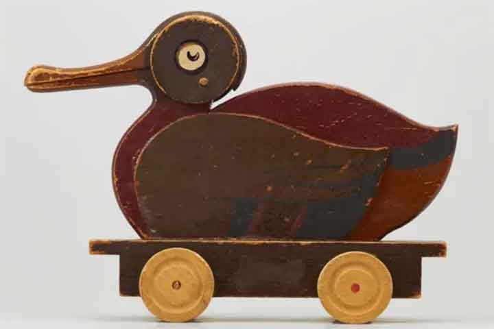 Nos primeiros anos, Kristiansen elaborou brinquedos de madeira, entre eles um pato. 