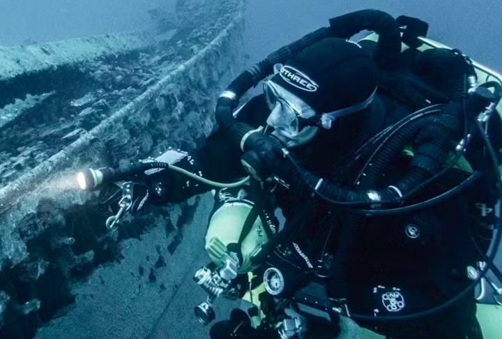 Apesar de estar consciente de que o navio era apenas uma pilha de ferro enferrujado sem valor comercial ou histórico, Robinson comprou os direitos legais sobre ele por puro desejo pessoal.