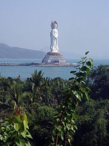 Buda Gigante de Nanshan – Sanya, China (2005) - Com 108 metros, está em pé sobre um pedestal no mar e representa Avalokiteshvara. Tem três faces voltadas a direções diferentes, simbolizando bênçãos para o mundo inteiro.