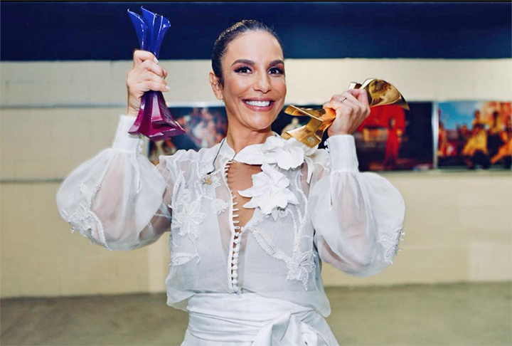 A cantora Ivete Sangalo, 53, anunciou que irá estrear em outubro a turnê “Ivete Clareou”, dedicada exclusivamente ao samba. 

