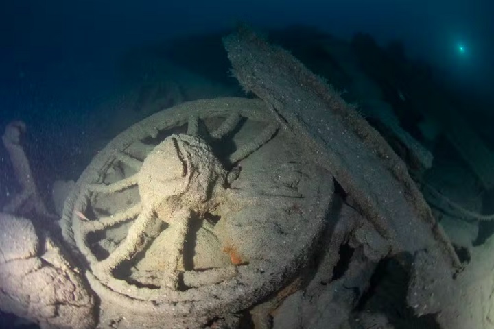 Apesar de ser o proprietário, ele não pode impedir outros mergulhadores de visitar os destroços — sua única vantagem legal é poder reivindicar objetos retirados sem sua permissão.