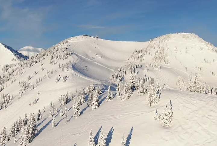 Nos meses de inverno, o resort costuma ter forte cobertura de neve devido a sua localização elevada.
