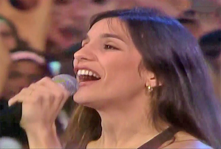 Aos poucos, ela foi crescendo na carreira com shows em outras cidades da Bahia e em Pernambuco. Em 1993, foi convidada para virar a vocalista da Banda Eva. 
