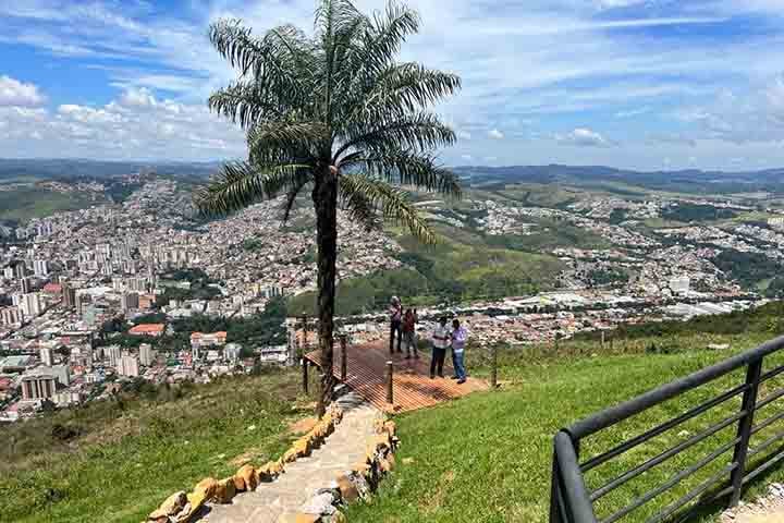 As paisagens da Serra da Mantiqueira que cercam o município não apenas embelezam o horizonte, mas também geram oportunidades para lazer ao ar livre, esportes e atividades ligadas ao ecoturismo.