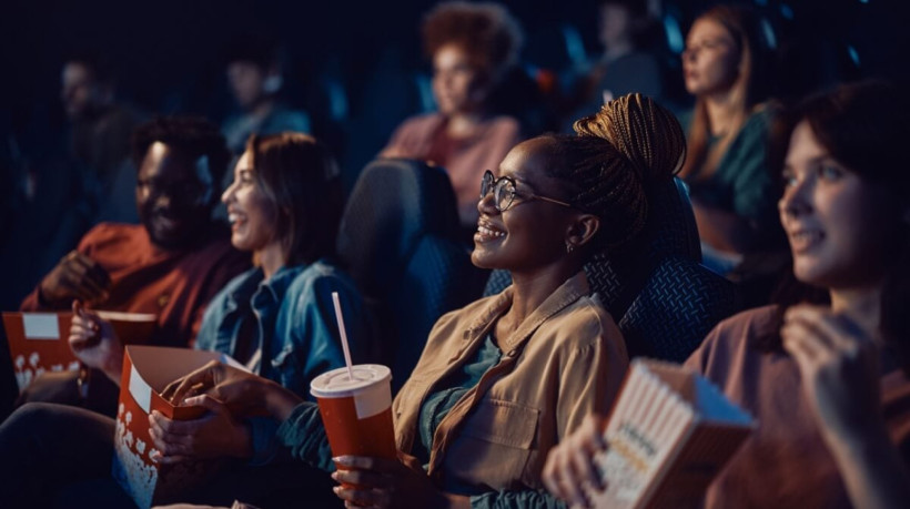 Ir ao cinema, além de contribuir para a valorização da cultura nacional, traz benefícios para a saúde mental (Imagem: Drazen Zigic | Shutterstock)