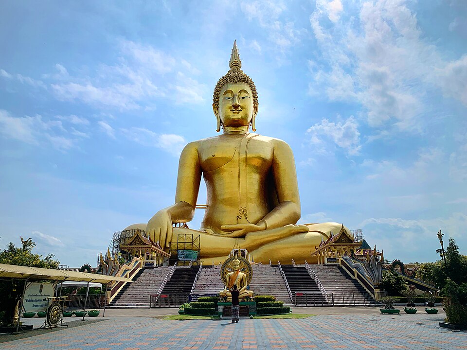 Buda do Templo Wat Muang – Ang Thong, Tailândia (1990–2008) - A maior estátua da Tailândia, com 92 metros de altura, retrata o Buda sentado. É tingida em dourado e visível a quilômetros de distância, sendo símbolo de devoção regional.
