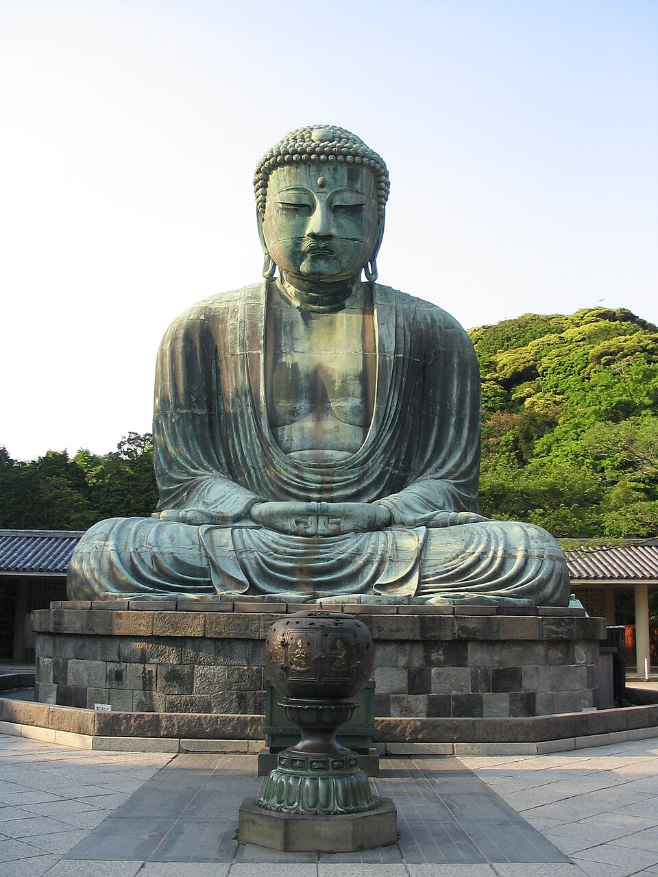 Grande Buda de Kamakura – Kamakura, Japão (1252 d.C.) - Feita em bronze, tem 13,35 metros de altura e fica ao ar livre, após seu templo original ter sido destruído por tsunamis. Representa o Buda Amitabha e é um ícone da arte japonesa do período Kamakura.
