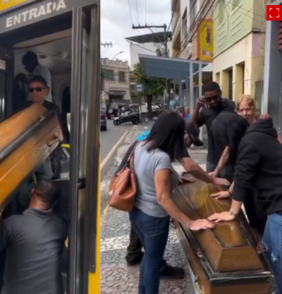 O episódio aconteceu no dia 12/6 na cidade de Muriaé, que fica na Zona da Mata, em Minas Gerais. Na calçada, houve uma espécie de funeral.