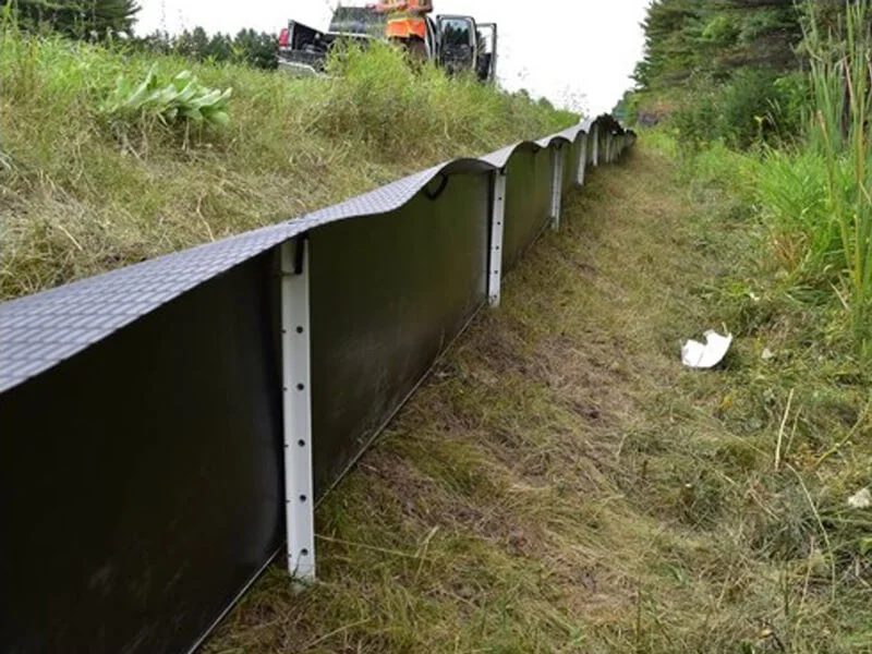 Uma alternativa é um tipo de cerca guia, um sistema de barragem composto por material sustentável, destinado a animais menores, como tartarugas, lagartos e pequenos mamíferos. 