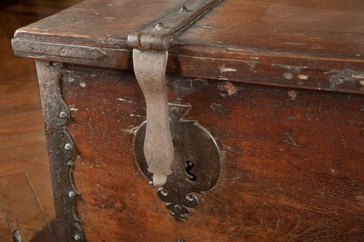 Desde os primórdios da civilização, o ser humano busca maneiras de proteger seus bens mais valiosos. Essa necessidade deu origem aos cofres, que ao longo da história evoluíram para se tornarem verdadeiras fortalezas contra roubos, incêndios e outros perigos.