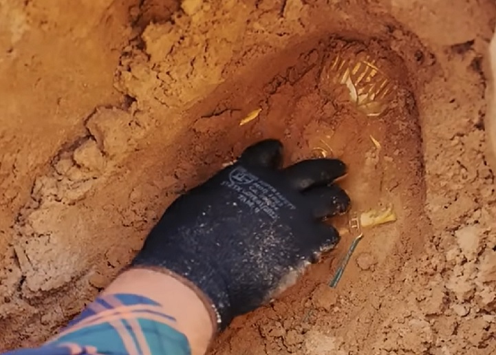 As primeiras versões de cofres surgiram na Mesopotâmia, Egito e Grécia Antiga. Eram feitos de madeira, argila ou metal e geralmente enterrados no chão ou escondidos em compartimentos secretos.