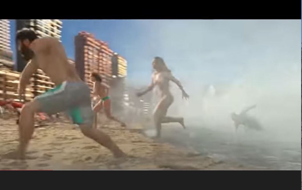 E uma onda de gelo invade a cidade, chegando pelo mar e invadindo a areia da praia, causando correria e pânico. 