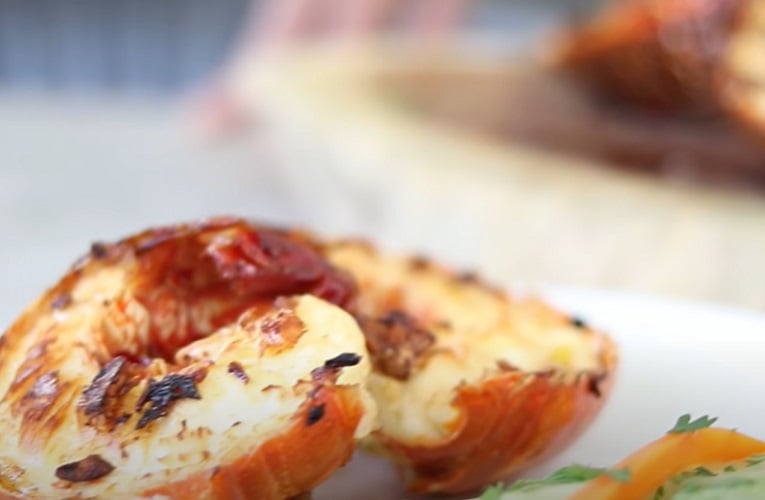 Na reprodução, a fêmea pode carregar até 10.000 ovos, fertilizados pelo macho e transportados na parte inferior do seu corpo. Estes ovos são incubados durante vários meses antes de eclodirem.