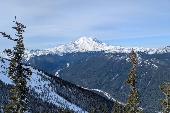 Em termos de altitude, a Crystal Mountain chega a 2.130 metros no seu ponto mais alto.