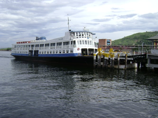 Barca - Embarcação de grande porte para transporte de passageiros, veículos e cargas leves em rotas curtas, como travessias entre cidades separadas por rios ou baías. A barca entre Rio de Janeiro e Niterói, por exemplo, é movida a motor, possui ampla capacidade e oferece viagens regulares.
