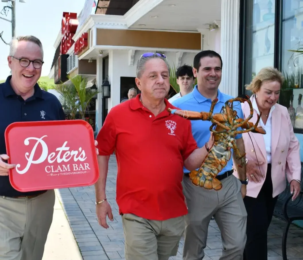Apelidado de Lorenzo, o crustáceo centenário retornou ao oceano após uma celebração no restaurante Peter’s Clam Bar e postagens nas redes sociais. Teve celebração para a soltura com discurso e cartazes em homenagem à lagosta.