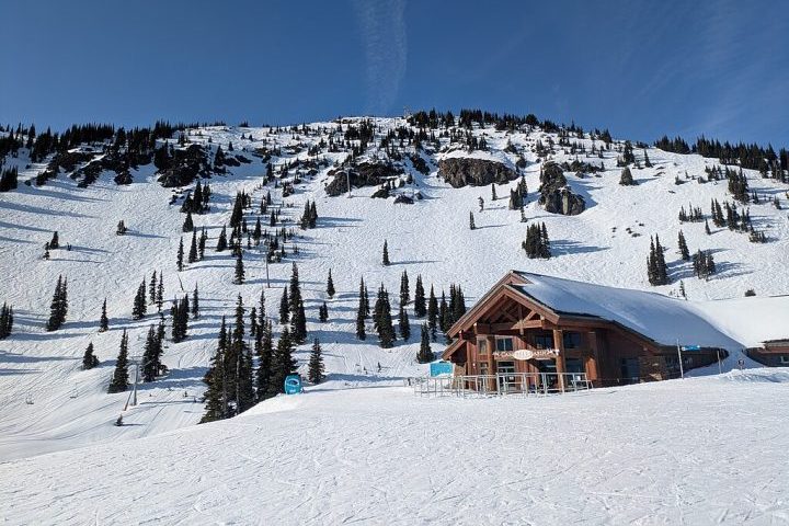 A montanha já foi palco de competições de freeride, corridas de esqui cross-country e vídeos promocionais de algumas marcas.