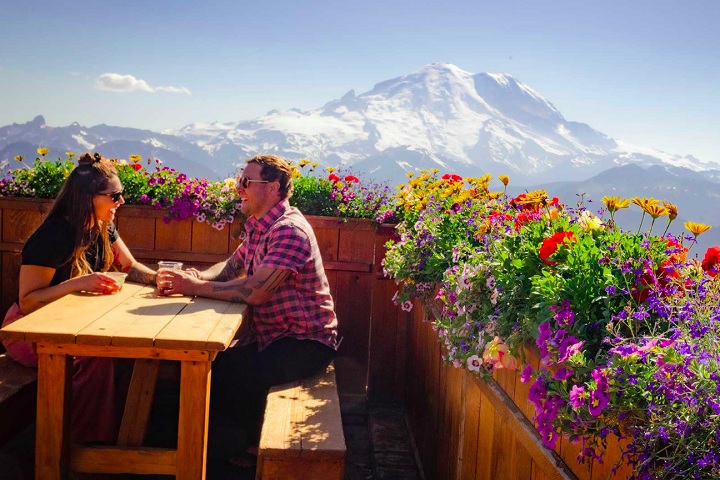 O restaurante Summit House, o mais alto do estado de Washington, oferece refeições com uma vista espetacular das montanhas ao redor.