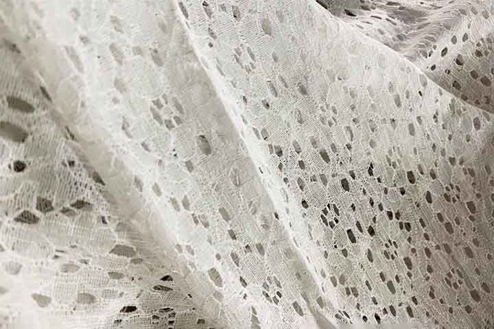 Renda: Tradicionalmente feita de algodão, seda ou fibras sintéticas, a renda é um tecido delicado e ornamental, com padrões abertos e bordados. É valorizada pela aparência sofisticada e romântica. Utilizada em vestidos de noiva, lingerie e detalhes decorativos, confere elegância e feminilidade às peças.
