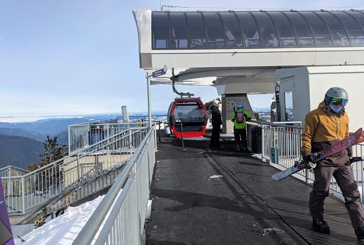 São mais de mil hectares de terreno esquiável, incluindo mais de 50 rotas e 11 teleféricos.