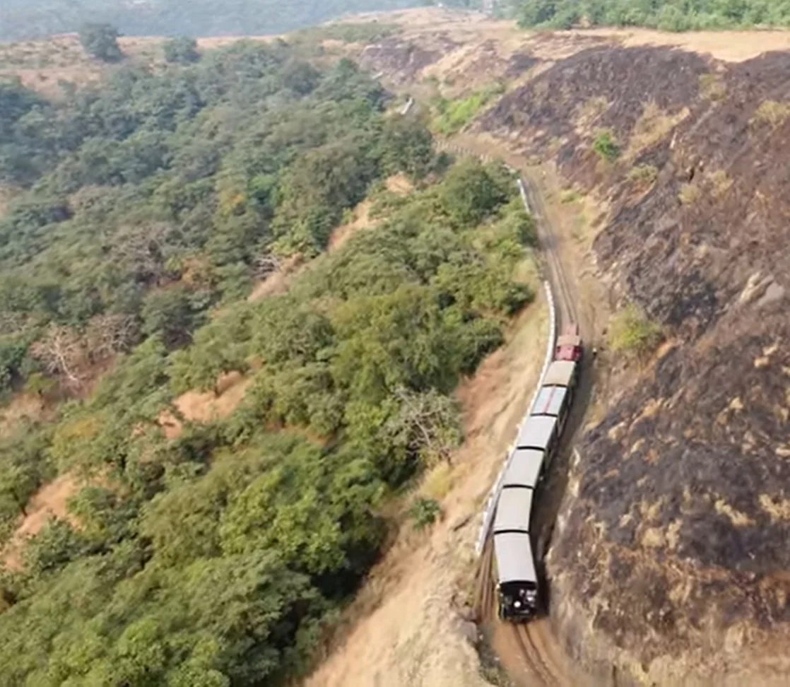 A ferrovia percorre um trajeto extremamente cênico, passando por densas florestas, plantações de chá, curvas acentuadas e pontes incríveis. A viagem oferece vistas espetaculares da paisagem montanhosa e é uma atração turística popular.