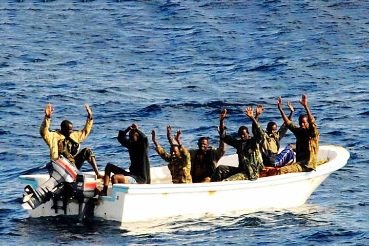 Na Somália, os piratas costumam atacar navios mercantes em alto-mar, utilizando pequenas embarcações rápidas para abordar e sequestrar embarcações, muitas vezes exigindo resgates por seus tripulantes e cargas.