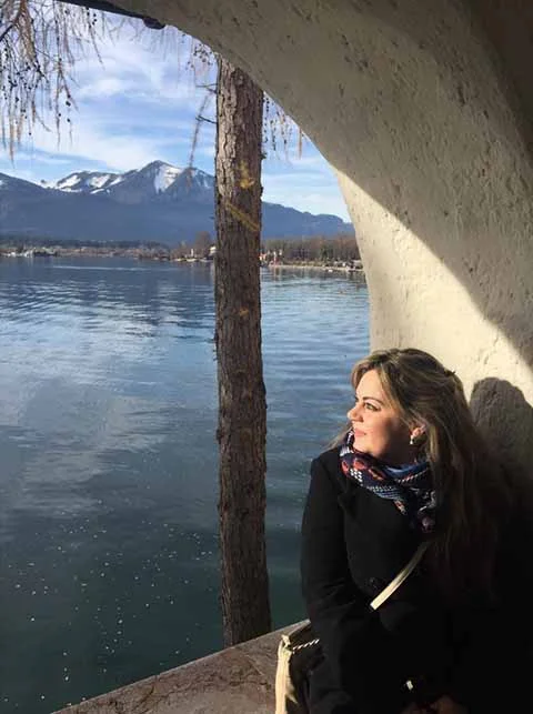 Ela estudou canto lírico na Embap - Escola de Música e Belas Artes do Paraná - e concluiu a pós-gradução no conceituado Royal College of Music, de Londres. 
