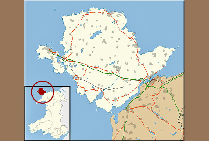 Anglesey, onde está Llanfairpwllgwyngyllgogerychwyrndrobwllllantysiliogogogoch, fica na parte de cima, separado do continente.