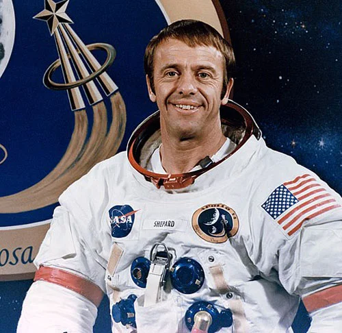Em 1961, o astronauta Alan Shepard se tornou o primeiro norte-americano no espaço, impulsionado a bordo do Freedom 7 da Estação Cabo Canaveral.