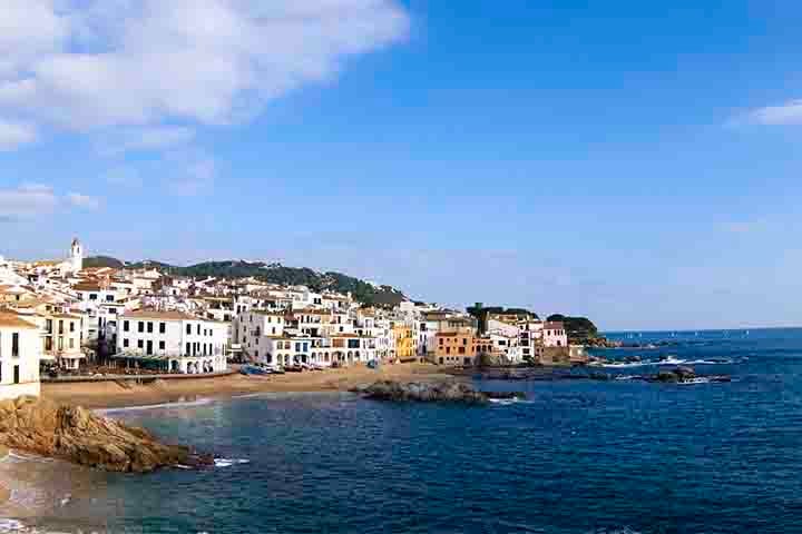 Costa Brava (Espanha) – Localizada na Catalunha, combina praias paradisíacas com vilarejos históricos e uma forte influência de Salvador Dalí. Suas enseadas rochosas e águas cristalinas encantam turistas.