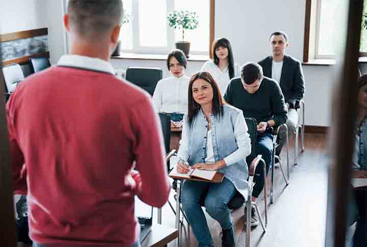 Professor: Os salários baixos são apontados como o principal fator de insatisfação, apesar do reconhecimento geral da importância da profissão. 