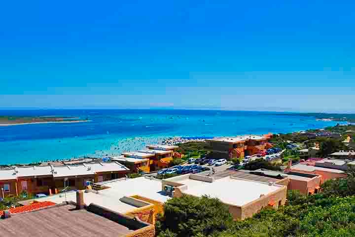 Costa Esmeralda (Itália) – Localizada na Sardenha, é conhecida por águas cristalinas, resorts luxuosos e praias de areia branca. Destino favorito de milionários e famosos, tem um ar exclusivo.
