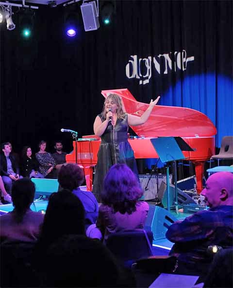 Com cidadania italiana, Gabriella tem carreira sólida como solista e também já trabalhou em montagens de óperas clássicas, como La Bohème, do compositor italiano Giacomo Puccini, além de Don Giovanni e As Bodas de Fígaro, ambas do austríaco Mozart.
