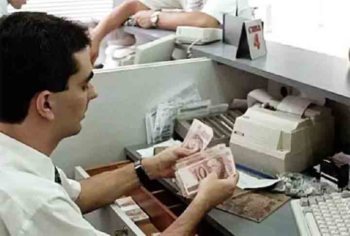 Caixa - As longas jornadas são um dos aspectos mais desanimadores. Além disso, os salários são baixos e os patrões costumam exercer uma pressão constante sobre os funcionários que ficam no caixa. 