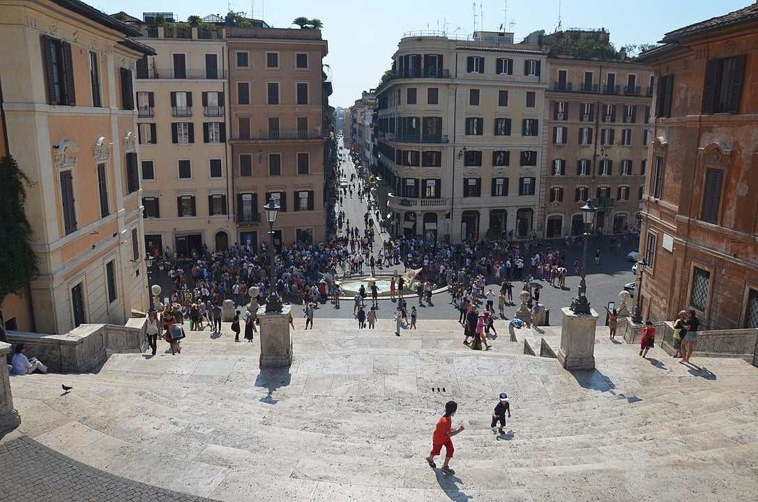 14º - Piazza di Spagna (Roma)  - Conhecida até o século XVII como Piazza di Francia, com sua famosa escadaria até a igreja Trinità dei Monti, é uma das praças mais famosas de Roma, Itália, localizada no rione Campo Marzio. Seu nome é uma referência ao Palazzo di Spagna, sede da embaixada do Reino da Espanha à Santa Sé.