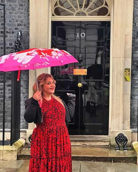 A distinção pertence à ordem da cavalaria britânica e é destinada à personalidade das áreas artística e científica. 
