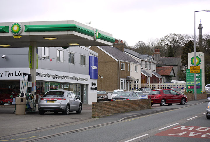 Nos sinais das estradas, a localidade é assinalada 'apenas' como Llanfairpwllgwyngyll. Para facilitar...