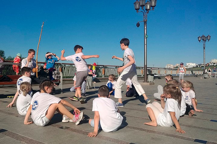 Na capoeira os praticantes utilizam mais os movimentos com os pés e a cabeça e menos os movimentos com as mãos. A capoeira também é jogada por crianças, como uma arte a ser preservada por diferentes gerações. 