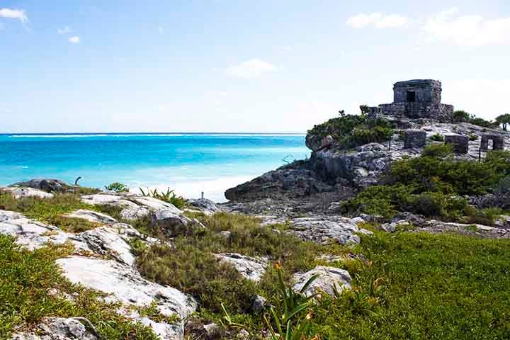 Riviera Maia (México) – Inclui Cancún, Playa del Carmen e Tulum, combinando praias caribenhas com ruínas maias e resorts luxuosos.