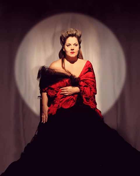 “Dedico esta conquista a todas as mulheres que vieram antes de mim – aquelas que abriram caminhos, me inspiraram e me trouxeram até aqui”, disse a cantora. 
