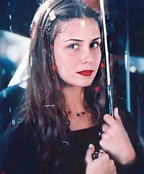 Giovanna Antonelli começou sua trajetória artística como assistente de palco de Angélica em programas como Clube da Criança na extinta Rede Manchete e no SBT.