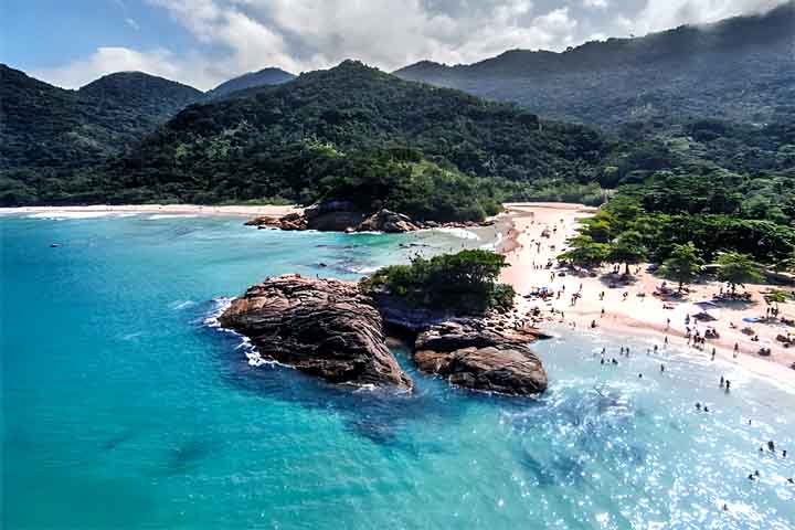 Costa Verde (Brasil) – Entre Rio de Janeiro e São Paulo, destaca-se por ilhas paradisíacas, como Ilha Grande, e a histórica Paraty.
