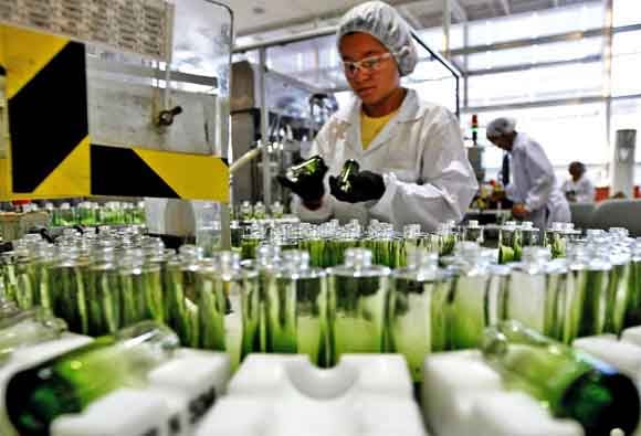 A fabricação de perfumes tornou-se uma arte em si, com o surgimento de destilarias e métodos de extração cada vez mais complexos. No século XIX, com o avanço da química, a perfumaria deu um grande salto.