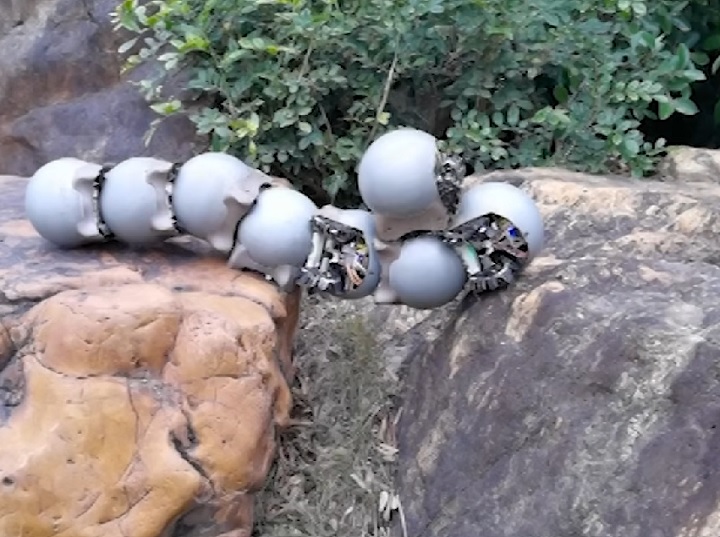 No chamado modo livre, alguns robôs são capazes de usarem uma espécie de trilha de borracha para ganharem terreno de forma independente.